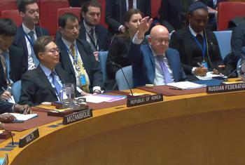 Vassily Nebenzia, Representante Permanente da Rússia na ONU, votando contra um projeto de resolução durante a reunião sobre a situação no Oriente Médio, incluindo a questão palestina.