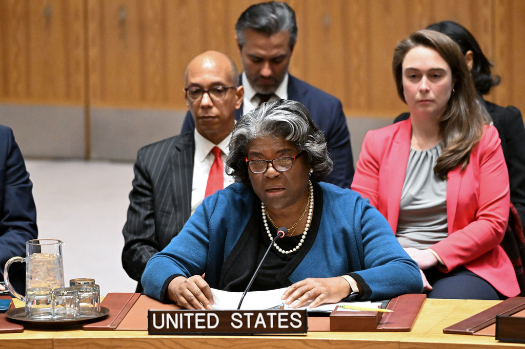 السفيرة ليندا توماس غرينفيلد تلقي كلمة أمام جلسة مجلس الأمن بشأن الوضع في الشرق الأوسط، بما في ذلك قضية فلسطين.