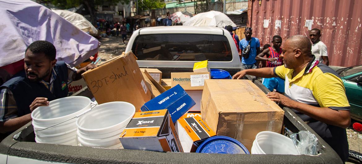 La ayuda de la OPS a las poblaciones vulnerables en Puerto Príncipe se reanudó esta semana con la distribución de material de higiene y saneamiento en los 23 emplazamientos que apoyan.