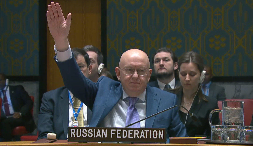 俄罗斯常驻联合国代表瓦西里·内本齐亚 (Vassily Nebenzia) 在 2024 年 3 月的安理会会议上对一项决议草案投了反对票。（档案）