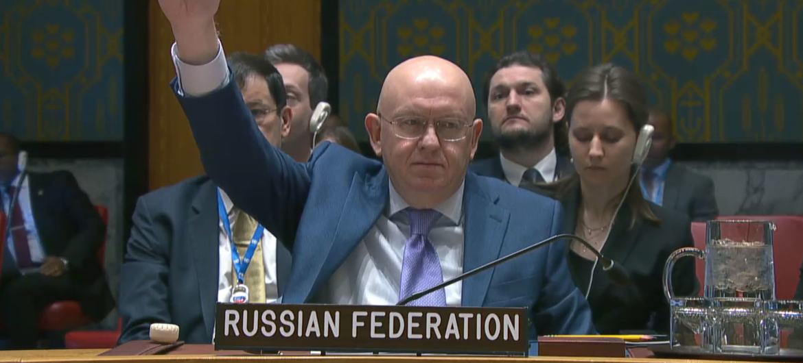 Vassily Nebenzia, Représentant permanent de la Russie auprès de l'ONU, vote contre un projet de résolution lors d'une réunion du Conseil de sécurité sur la situation au Moyen-Orient.