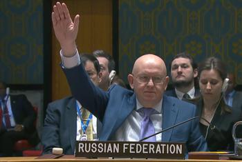 Vassily Nebenzia, Représentant permanent de la Russie auprès de l'ONU, vote contre un projet de résolution lors d'une réunion du Conseil de sécurité sur la situation au Moyen-Orient.