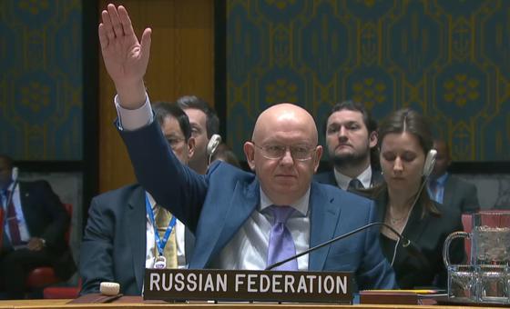 Vassily Nebenzia, representante permanente de Rusia ante la ONU, vota en contra de un proyecto de resolución durante la reunión sobre la situación en Oriente Medio, incluida la cuestión palestina.