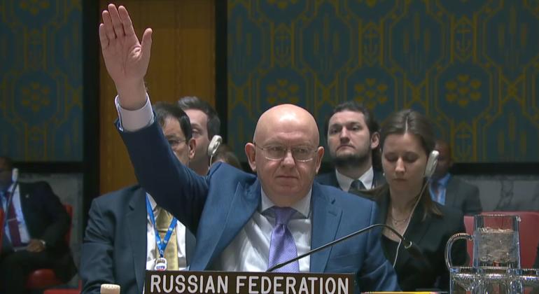 فلسطین سمیت مشرق وسطیٰ کی صورتحال پر سلامتی کونسل کے اجلاس میں روسی سفیر ویزلے نیبنزیا امریکی قرارداد کے خلاف ووٹ دیتے ہوئے۔