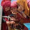 Un groupe de jeunes femmes boit de l'eau à un robinet installé avec l'aide de l'UNICEF dans la province de Balkh, en Afghanistan.