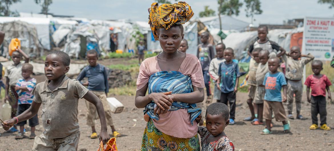 Des personnes déplacées par le conflit vivent dans un camp temporaire près de Goma, en République démocratique du Congo.