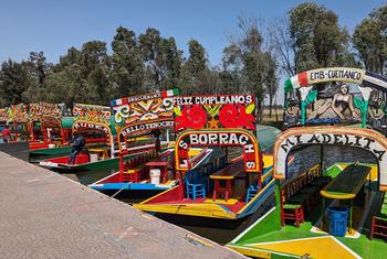 Trajineras en el embarcadero de Cuemanco, Xochimilco, Ciudad de México.