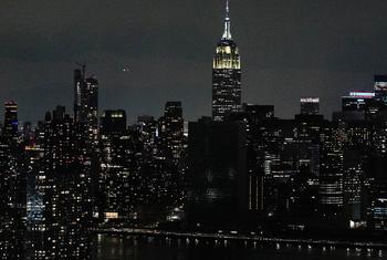 联合国总部大楼为“地球一小时”熄灯。（摄于2025年3月22日）