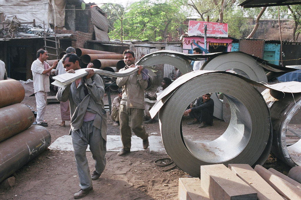 नई दिल्ली के नारायणा स्थित धातु बाजार में काम करने वाले कुली।