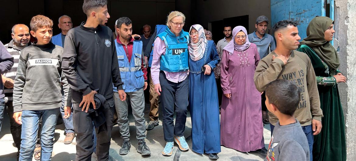 سيخريد كاخ، كبيرة منسقي الأمم المتحدة للشؤون الإنسانية وإعادة الإعمار في غزة، خلال إحدى زياراتها الأربع إلى غزة.