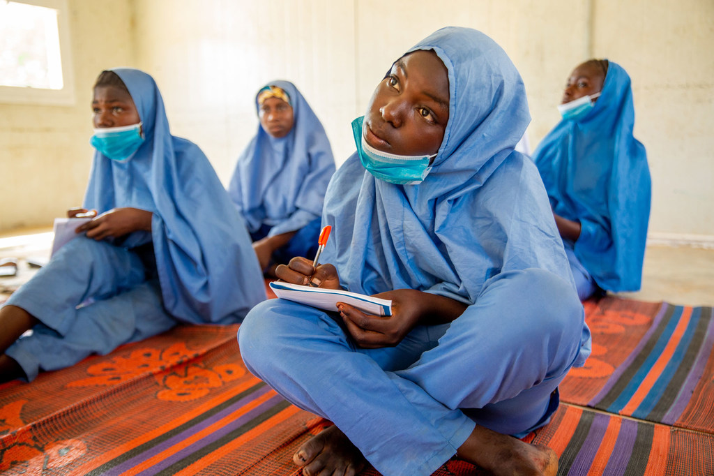Medina, 16 ans, suit des cours dans un espace aménagé par Save the Children au camp de Dalori, à Maiduguri, au Nigéria.  