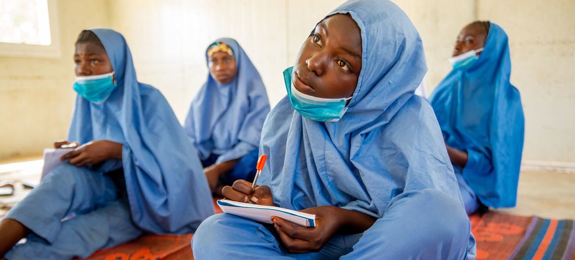 नाइजीरिया में, कुछ लड़कियाँ, सेव द चिल्ड्रैन द्वारा स्थापित एक कक्षालय में शिक्षा हासिल करते हुए.