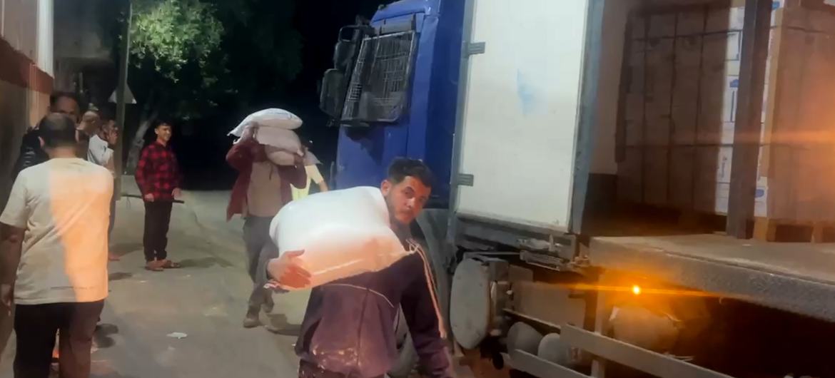Trabalhadores descarregam caminhões do WFP entregam sacos de farinha para as padarias Al-Banna em Deir al-Balah, no centro da Faixa de Gaza Trabalhadores descarregam caminhões do WFP entregam sacos de farinha para as padarias Al-Banna em Deir al-Balah, no centro da Faixa de Gaza