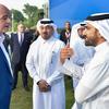 السيد ناصر الخوري، المدير التنفيذي لمؤسسة الجيل المبهر يتحدث إلى جياني إنفانتينو رئيس الاتحاد الدولي لكرة القدم.