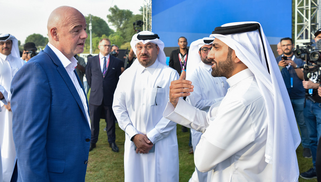 السيد ناصر الخوري، المدير التنفيذي لمؤسسة الجيل المبهر يتحدث إلى جياني إنفانتينو رئيس الاتحاد الدولي لكرة القدم.