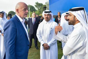 السيد ناصر الخوري، المدير التنفيذي لمؤسسة الجيل المبهر يتحدث إلى جياني إنفانتينو رئيس الاتحاد الدولي لكرة القدم.