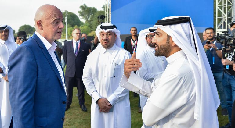 السيد ناصر الخوري، المدير التنفيذي لمؤسسة الجيل المبهر يتحدث إلى جياني إنفانتينو رئيس الاتحاد الدولي لكرة القدم. السيد ناصر الخوري، المدير التنفيذي لمؤسسة الجيل المبهر يتحدث إلى جياني إنفانتينو رئيس الاتحاد الدولي لكرة القدم.