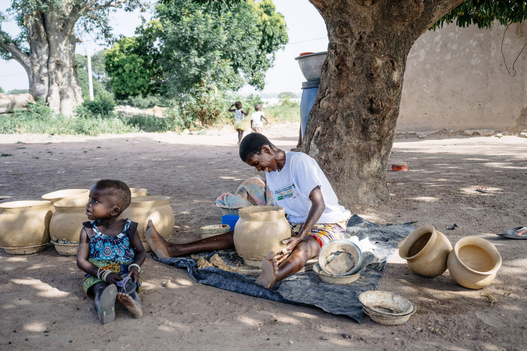 Kambiré alikuwa na fistula ya uzazi kwa miaka 23 na sasa anamiliki biashara yake ya kutengeneza sufuria.