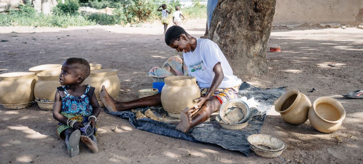 Kambiré had obstetric fistula for 23 years and now owns her own pot-making business. Kambiré had obstetric fistula for 23 years and now owns her own pot-making business.