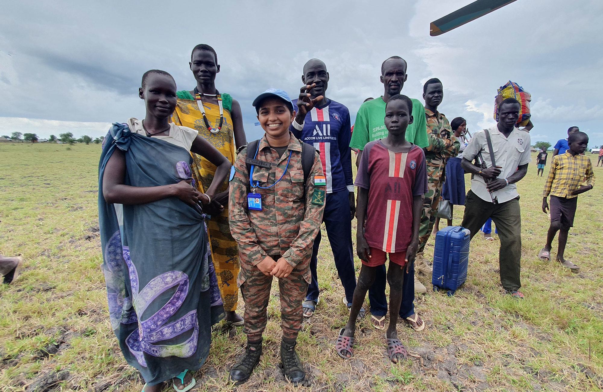 Observatrice militaire de l'ONU au Soudan du Sud (au premier plan, à droite), chargée de sensibiliser les communautés.