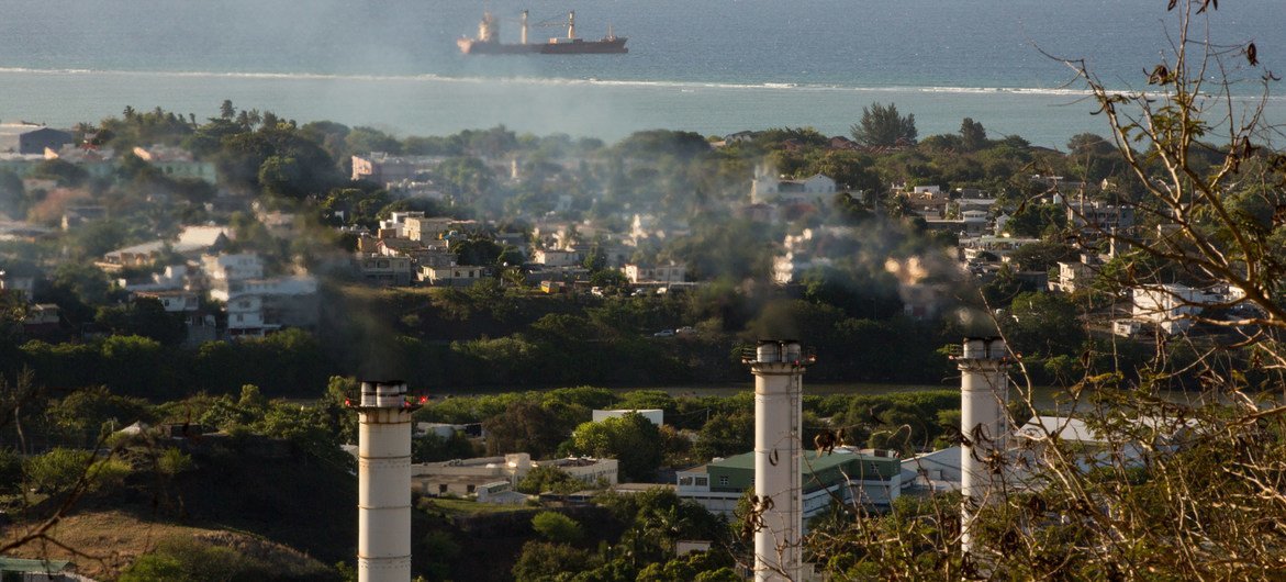 Usina termelétrica em Port Louis, Maurício, está contribuindo para as emissões de gases de efeito estufa na ilha do Oceano Índico.