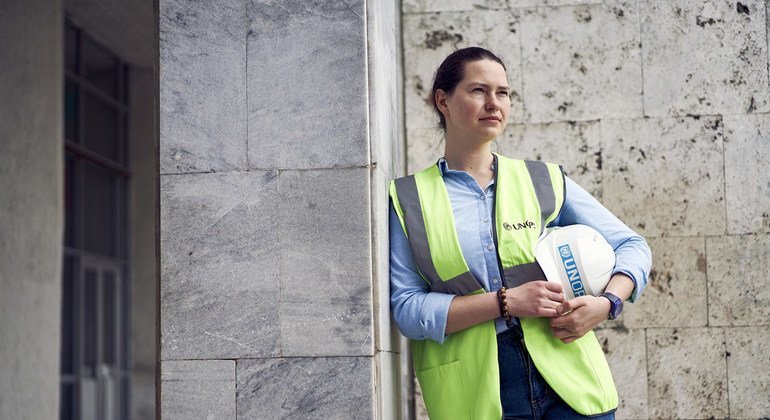 Engenheira Elena Kucheruk em ação para o Unops na Ucrânia