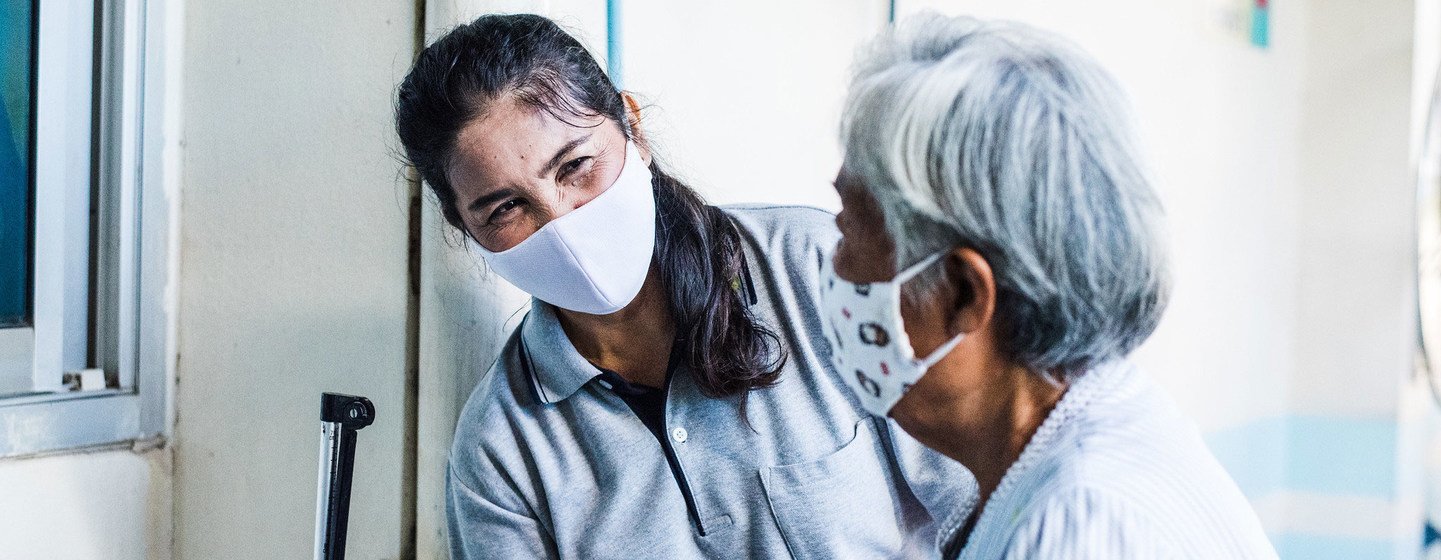 Une infirmière s'occupe d'un patient âgé dans un hôpital en Thaïlande.