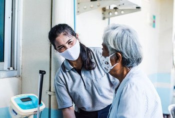 Une infirmière s'occupe d'un patient âgé dans un hôpital en Thaïlande.