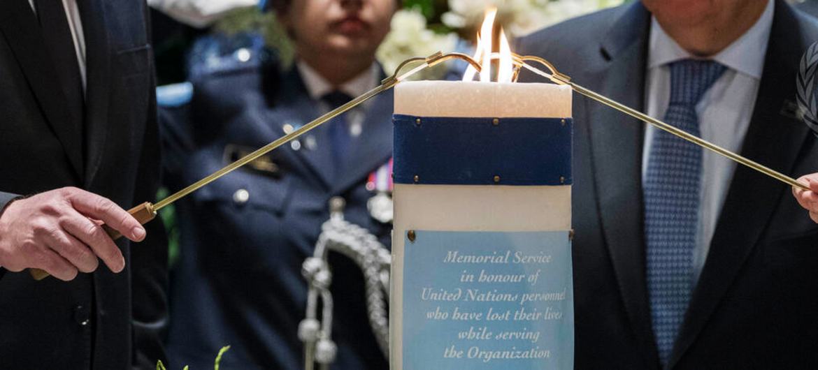 一年一度的纪念仪式，缅怀为联合国服务时牺牲的联合国工作人员。（资料图）