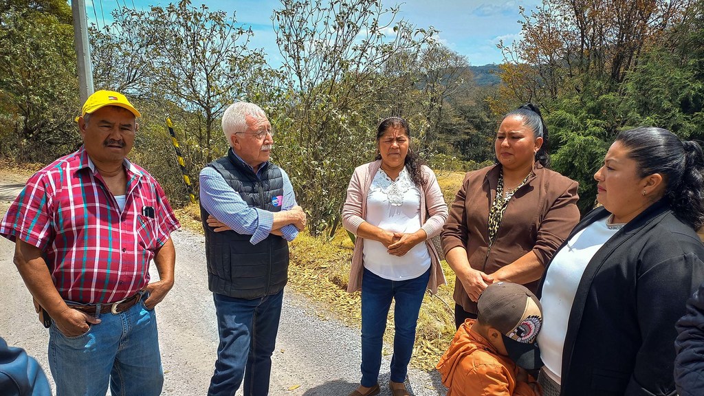 Residentes de Xichú conversan con un funcionario de Guanajuato de visita en la comunidad.
