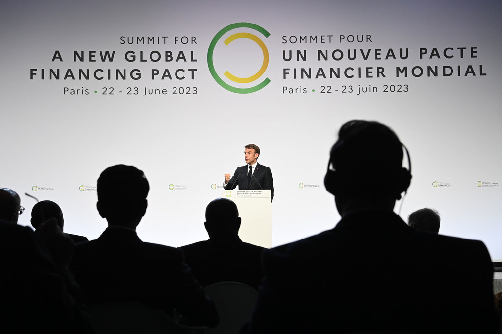 میزبان ملک فرانس کے صدر ایمینویل میکروں کانفرس سے خطاب کرتے ہوئے۔