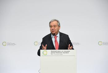 联合国秘书长古特雷斯在巴黎举行的新全球融资契约峰会上发表讲话。