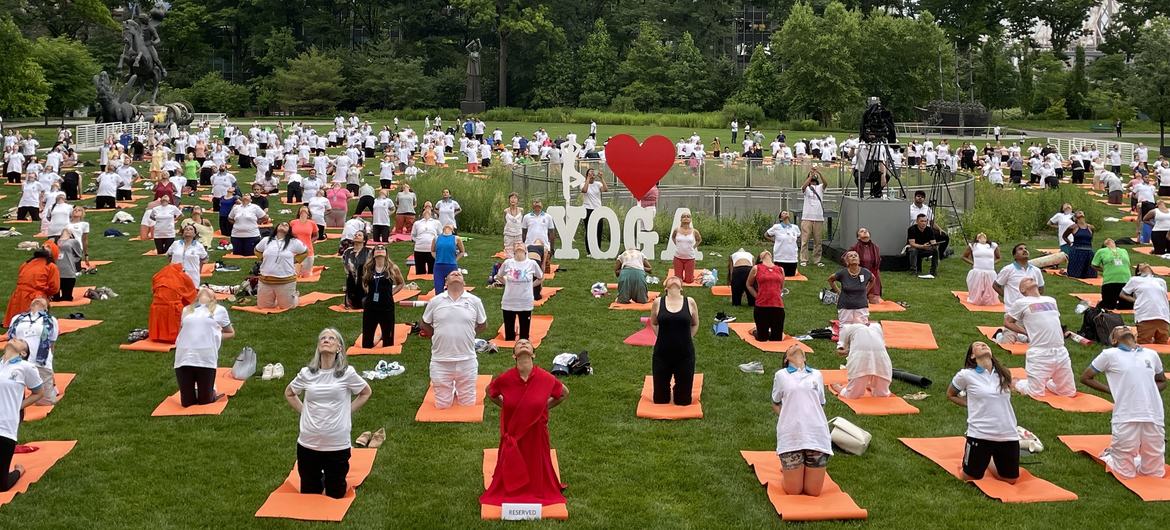 Празднование Международного дня йоги на территории штаб-квартиры ООН в Нью-Йорке.
