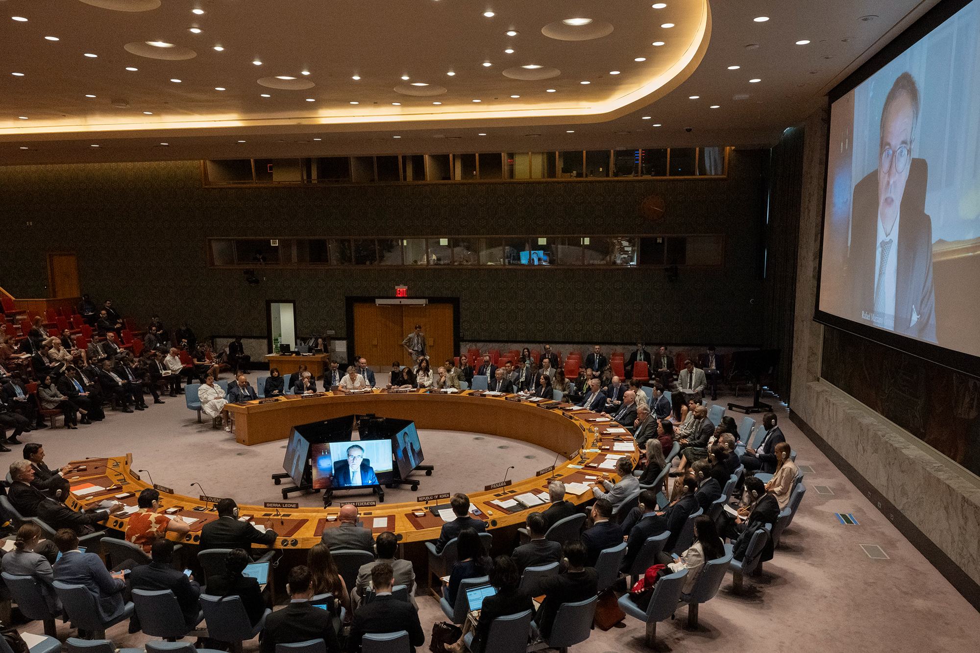 Le Directeur général de l'Agence internationale de l'énergie atomique (AIEA), Rafael Grossi (à l'écran), lors de la réunion d'urgence du Conseil de sécurité de l'ONU, dimanche.