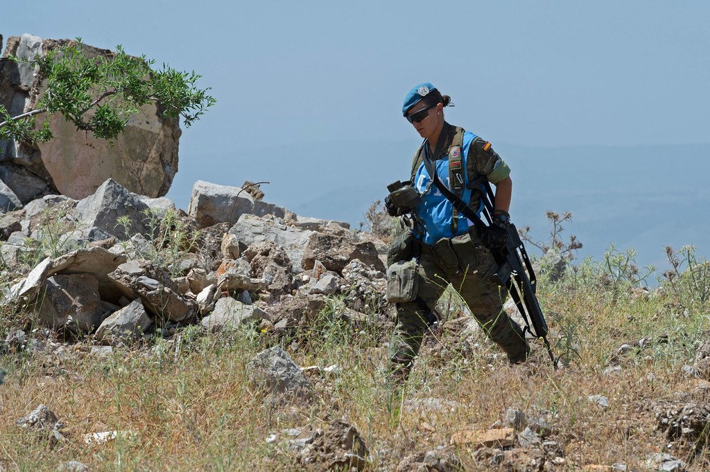 Un Casque bleu espagnol de la FINUL patrouille dans le sud-est du Liban.