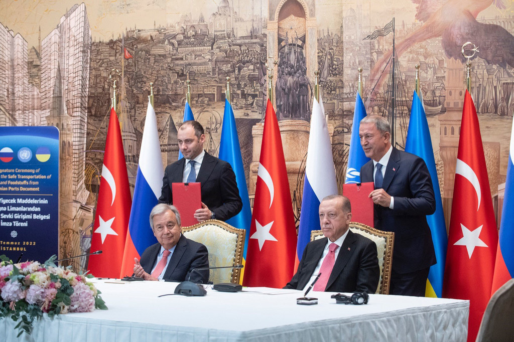 联合国秘书长古特雷斯（左）与土耳其总统埃尔多安（右）在黑海谷物倡议签署仪式现场。