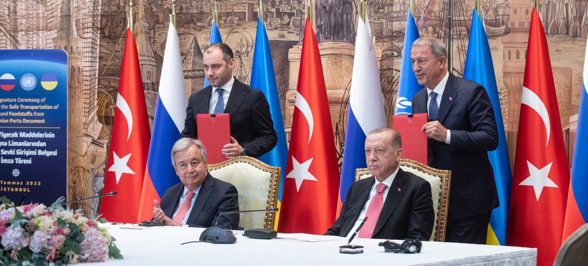 سیکرٹری جنرل انتونیو گوتیرش استنبول میں ترک صدر رجب طیب اردگان کے ساتھ بحیرۂ اسود کے راستے اناج کی ترسیل کے معاہدے پر دستخط کرنے کے لیے بیٹھے ہیں۔