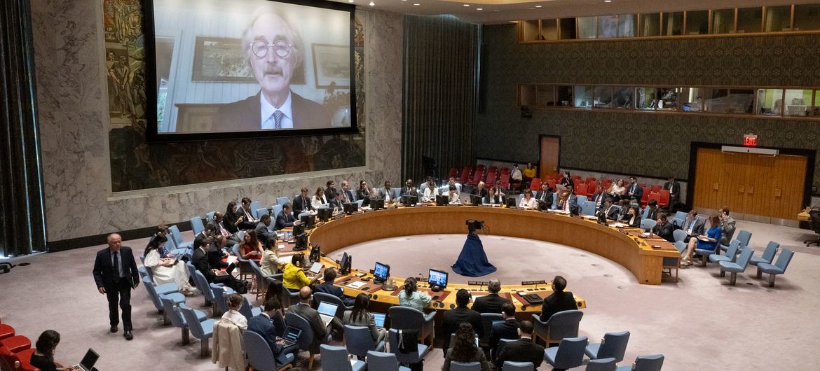 秘书长叙利亚问题特使裴楷如（屏幕上）向联合国安理会会议通报叙利亚局势。