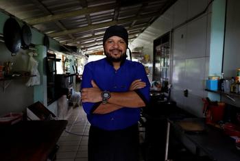 Después de empezar de nuevo en Brasil, Romeu convirtió su pasión por la cocina en un lugar de pertenencia para migrantes y locales.