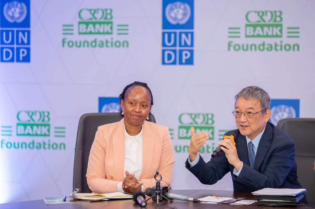 Mratibu Mkazi wa UNDP Tanzania, Shigeki Komatsubara (kulia), akiwa na Mkurugenzi Mtendaji wa Mfuko wa CRDB, Tully Esther Mwambapa, wakati wa kusaini makubaliano ya ushirikiano kati ya pande mbili.