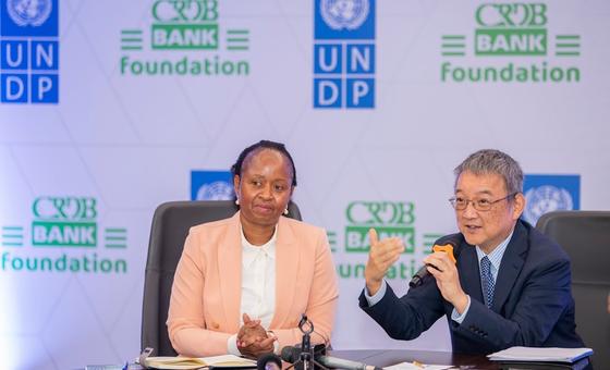 Mratibu Mkazi wa UNDP Tanzania, Shigeki Komatsubara (kulia), akiwa na Mkurugenzi Mtendaji wa Mfuko wa CRDB, Tully Esther Mwambapa, wakati wa kusaini makubaliano ya ushirikiano kati ya pande mbili.