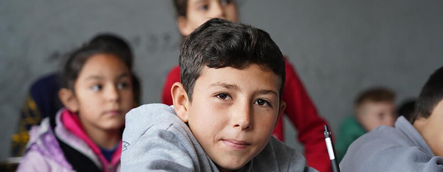 Niños en una escuela en Siria, país asediado por la guerra y recientemente azotado por un devastador terremoto.