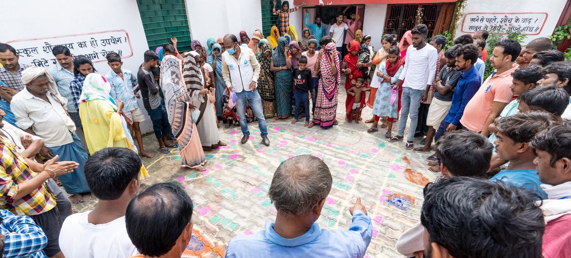 Um exercício de mapeamento comunitário ocorre na aldeia de Kalapur, na Índia, como parte de um projeto para melhorar o acesso à água.