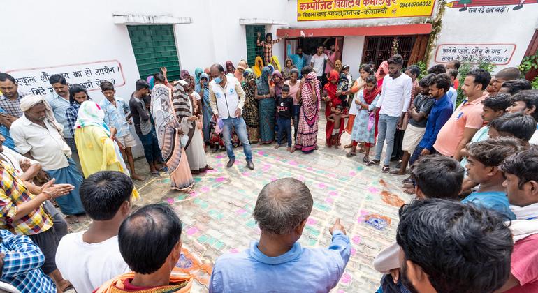 Exercício de mapeamento comunitário em Kalampur Village, na Índia, como parte de um projeto para melhorar o acesso à água