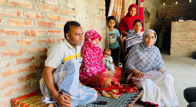पूर्वी भारत के बिहार राज्य के पूर्णिया ज़िले में आंगनवाड़ी कार्यकर्ता वाजेदा तबस्सुम और मान्यता प्राप्त सामाजिक स्वास्थ्य कार्यकर्ता पिंकी कुमारी, साथ मिलकर परिवारों से मिलने जाती हैं. पूर्वी भारत के बिहार राज्य के पूर्णिया ज़िले में आंगनवाड़ी कार्यकर्ता वाजेदा तबस्सुम और मान्यता प्राप्त सामाजिक स्वास्थ्य कार्यकर्ता पिंकी कुमारी, साथ मिलकर परिवारों से मिलने जाती हैं.
