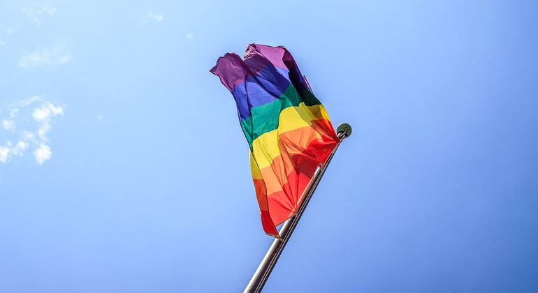 Durante los últimos 40 años, la bandera arcoíris del Orgullo se ha convertido en un símbolo sinónimo de la comunidad LGBTQ+ y su lucha por la igualdad de derechos y la aceptación en todo el mundo.