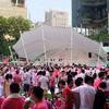 人们参加在新加坡举行的年度“粉红点”活动，以表达对该国男女同性恋、双性恋、跨性别者、性别奇异者和间性者等社区的支持。（资料）