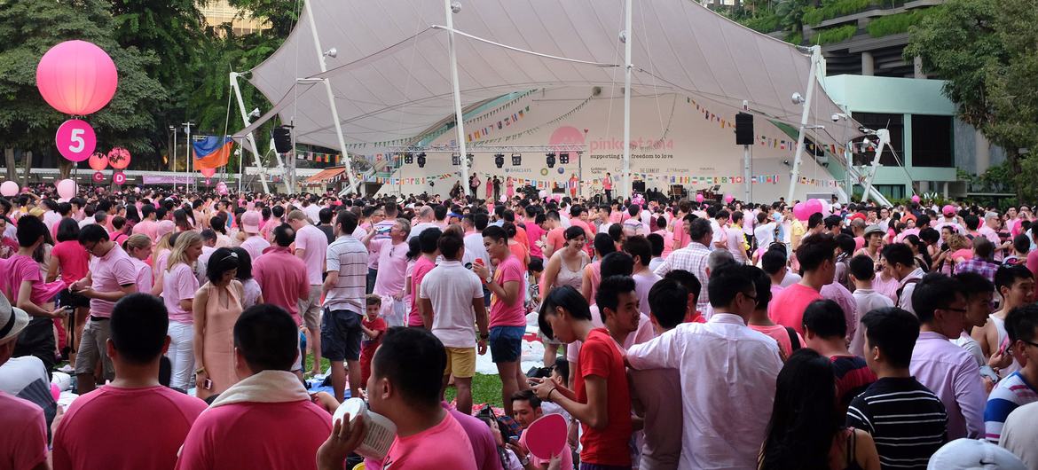 人们参加在新加坡举行的年度“粉红点”活动，以表达对该国男女同性恋、双性恋、跨性别者、性别奇异者和间性者等社区的支持。（资料）