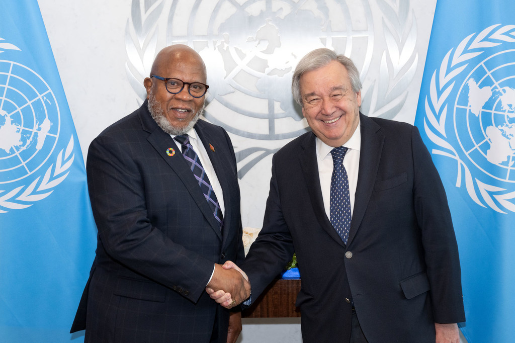 Le Secrétaire général António Guterres (à droite) rencontre l'Ambassadeur Dennis Francis de Trinité-et-Tobago, Président élu de la 78ème session de l'Assemblée générale des Nations Unies.
