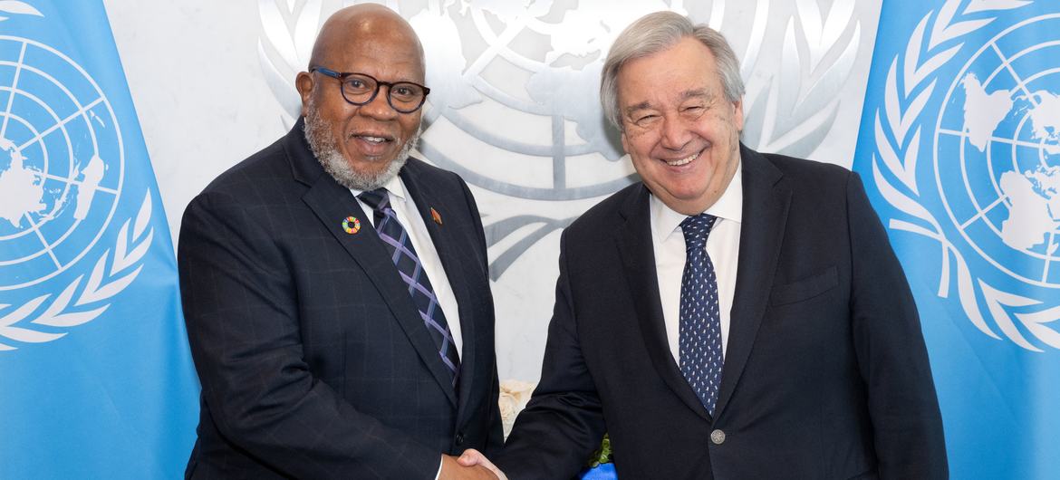 El Secretario General António Guterres (derecha) se reúne con el Embajador Dennis Francis de Trinidad y Tobago, Presidente electo de la 78ª sesión de la Asamblea General de la ONU.